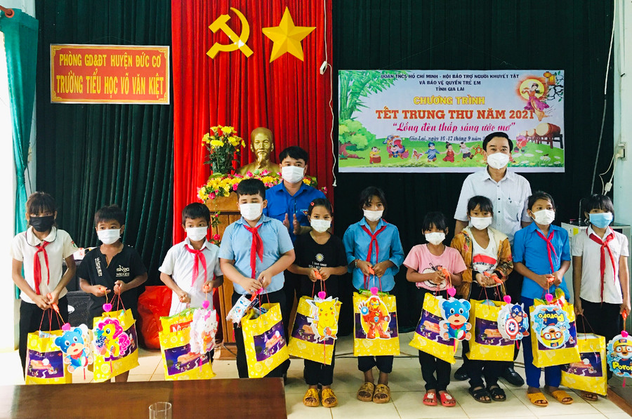  Tỉnh Đoàn phối hợp Hội Bảo trợ người khuyết tật và Bảo vệ quyền trẻ em tỉnh tặng quà Trung thu cho thiếu nhi xã Ia Dơk (huyện Đức Cơ). Ảnh: Thủy Bình
