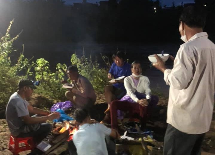 Người dân túc trực bên bờ sông Krông Nô để hỗ trợ lực lượng chức năng tìm kiếm nạn nhân. Ảnh: Cộng tác viên.