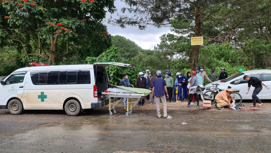 Thi thể em Hùng được đưa đến nhà xác Bệnh viện đa khoa Lâm Đồng. Ảnh: Lâm Viên