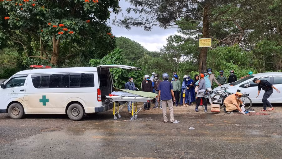 Thi thể em Hùng được đưa đến nhà xác Bệnh viện đa khoa Lâm Đồng. Ảnh: Lâm Viên