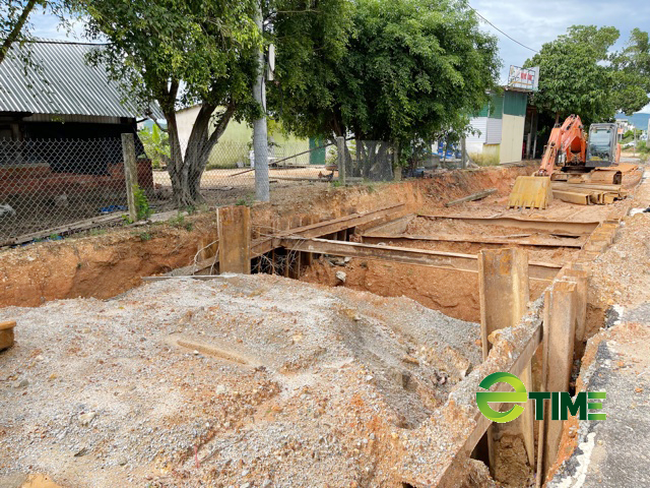 Lắp đặt dằm sắt để đặt bi thoát nước khủng. Ảnh: Nhiệt Băng