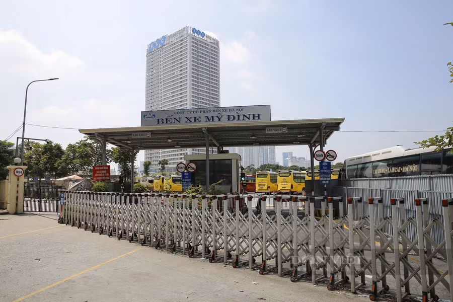  Bến xe Mỹ Đình cổng đóng then cài trong những ngày Hà Nội giãn cách xã hội. Ảnh: Dân Việt
