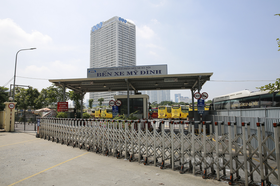  Bến xe Mỹ Đình cổng đóng then cài trong những ngày Hà Nội giãn cách xã hội. Ảnh: Dân Việt