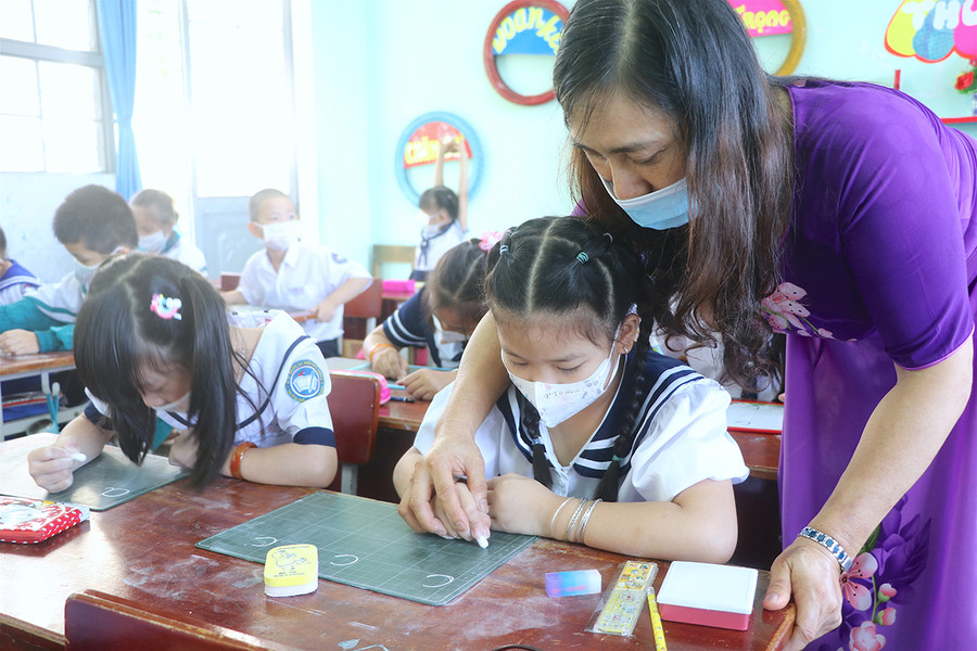 Học sinh Trường Tiểu học Võ Thị Sáu (phường Tây Sơn, thị xã An Khê) chăm chú học tập tại lớp. Ảnh: Ngọc Minh  Học sinh Trường Tiểu học Võ Thị Sáu (phường Tây Sơn, thị xã An Khê) chăm chú học tập tại lớp. Ảnh: Ngọc Minh