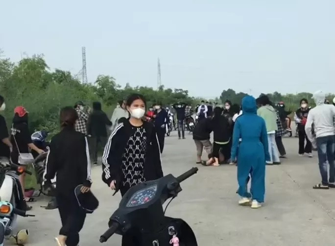 Hình ảnh hàng chục nữ sinh lao vào hỗn chiến gây náo loạn đê Hoàng Long. Ảnh cắt từ clip