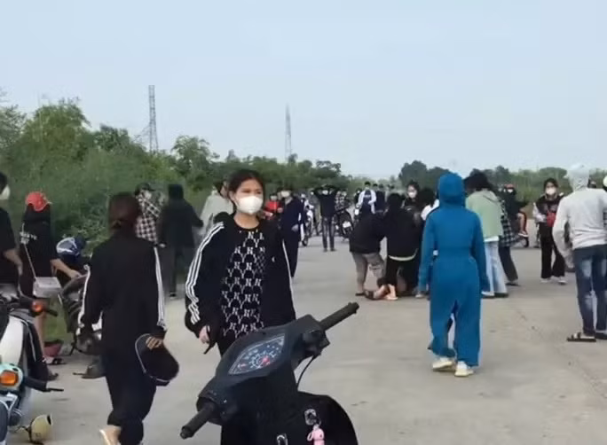 Hình ảnh hàng chục nữ sinh lao vào hỗn chiến gây náo loạn đê Hoàng Long. Ảnh cắt từ clip