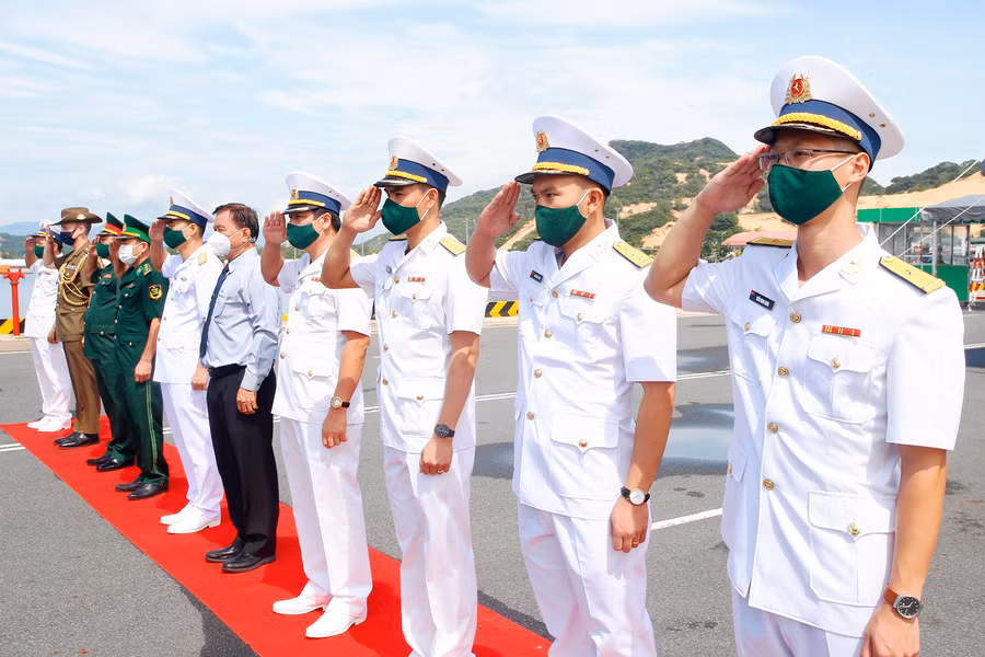  Đoàn Việt Nam đón đại biểu đội tàu Hải quân hoàng gia Australia.