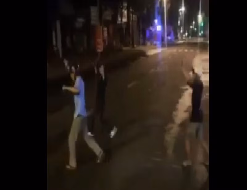 Nhóm thanh niên nhảy múa giữa đường. Ảnh: Cắt từ clip