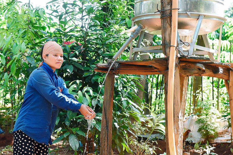 Những năm qua, từ sự hỗ trợ của chính quyền địa phương và các nhà hảo tâm, người dân xã Bình Giáo có thêm bồn chứa nước sạch phục vụ sinh hoạt. 