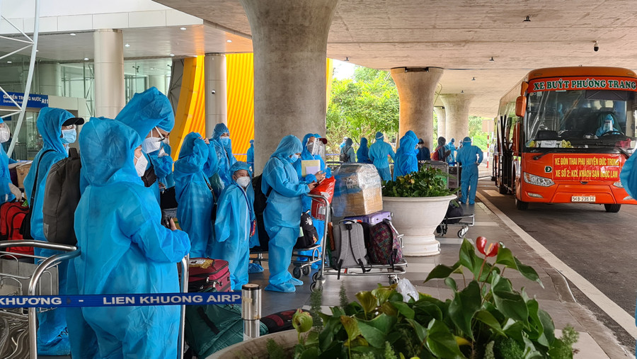 Các thai phụ và người thân về tới sân bay Liên Khương sáng 4.9. Ảnh: Lâm Viên