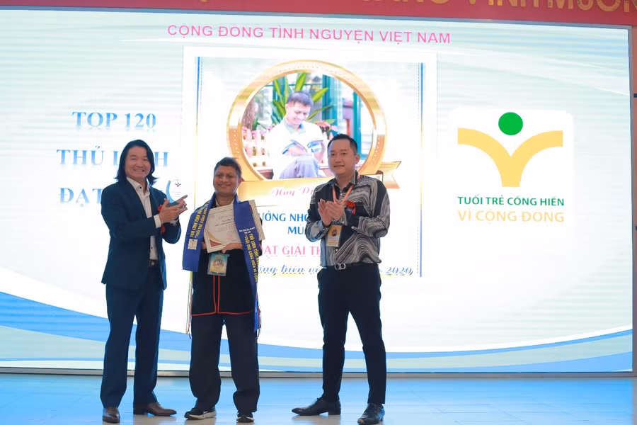 Nay Djruêng nhận giải 