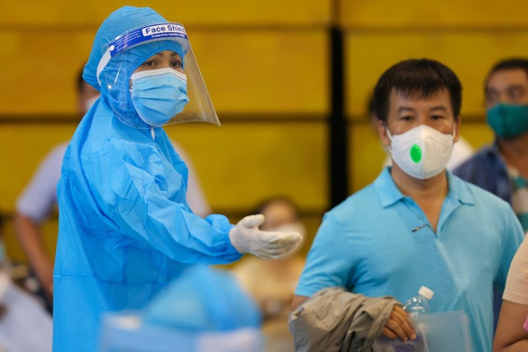 Chưa dừng lại ở đó, H’Hen Niê cũng không ngại đăng ký làm tình nguyện viên hỗ trợ tuyến đầu chống dịch từ thời điểm đợt dịch thứ 4 bùng phát. Khoảnh khắc người đẹp mặc đồ bảo hộ, tham gia điều phối người dân đến tiêm vắc xin ngừa Covid-19 cũng là dấu ấn đẹp trong hành trình thiện nguyện của cô. Ảnh: FBNV