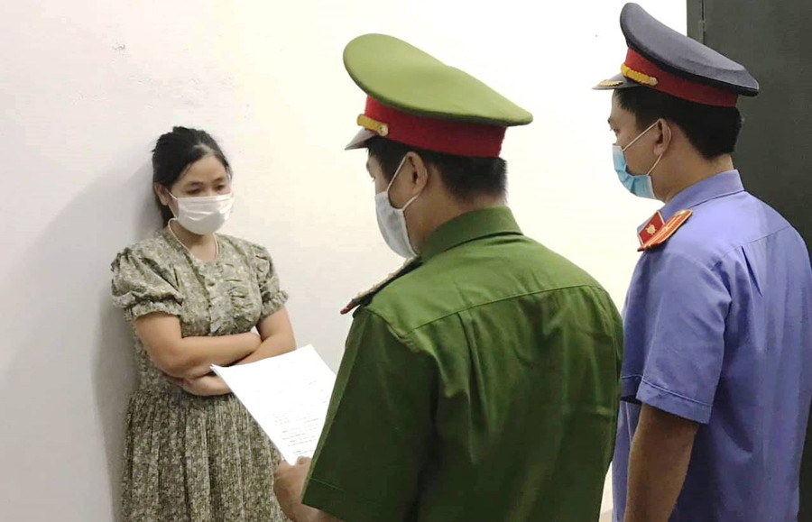 Cơ quan điều tra thực hiện lệnh bắt giữ Nguyễn Thị Thủy Tiên. Ảnh: C.Q