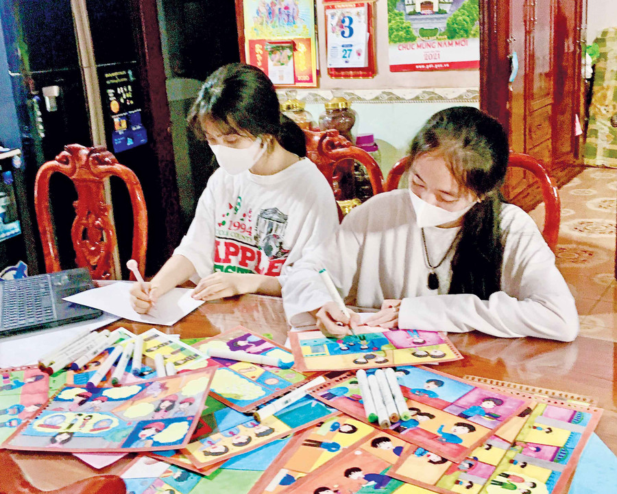  Em Lê Ngọc Phương Thảo (bìa trái) và Phan Nguyễn Gia Hân vẽ truyện tranh giáo dục giới tính cho trẻ em. Ảnh: Phan Lài