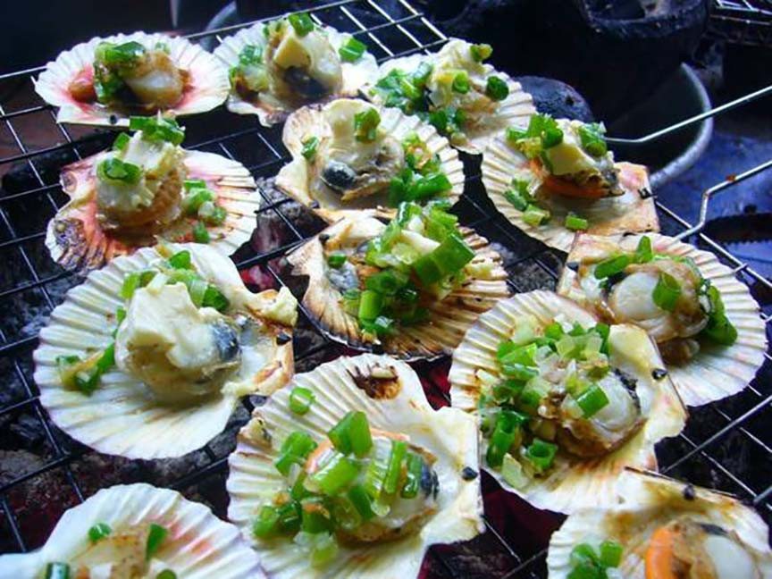 Món sò điệp nướng mỡ hành thơm ngon. Ảnh: Dulich