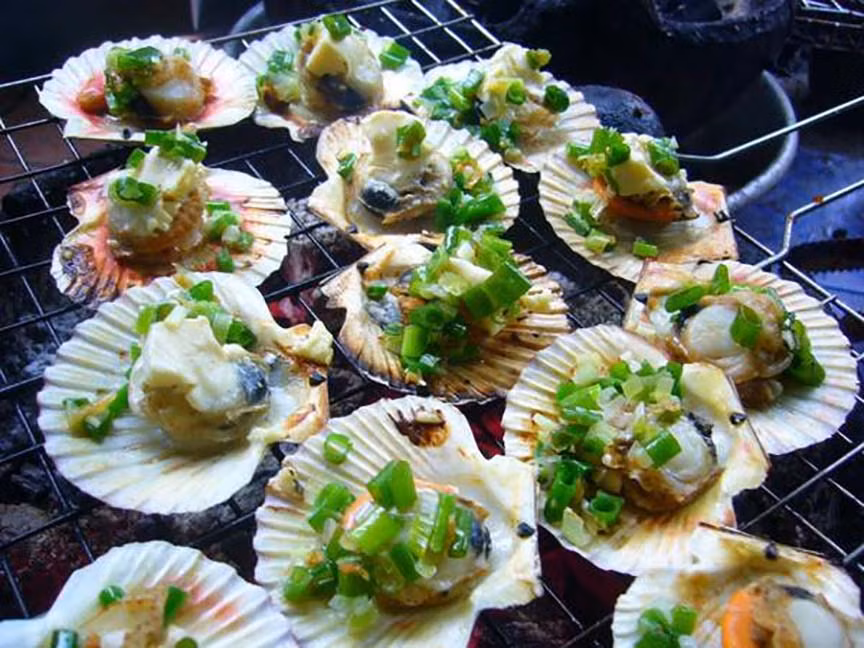 Món sò điệp nướng mỡ hành thơm ngon. Ảnh: Dulich