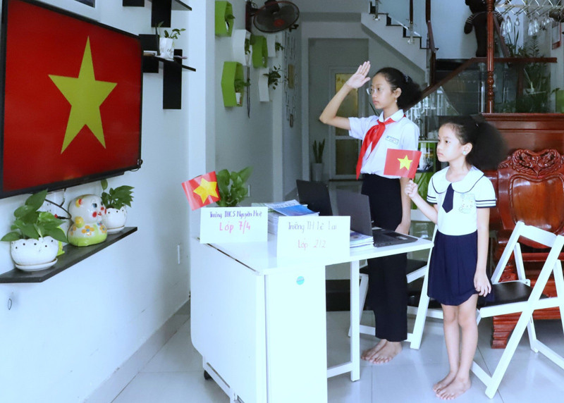 Hai chị em học sinh Bùi Ngọc Hà Linh, Bùi Ngọc An Nhiên, quận Cẩm Lệ (TP Đà Nẵng) trong lễ khai giảng đặc biệt. (Ảnh Ngọc Phú) 