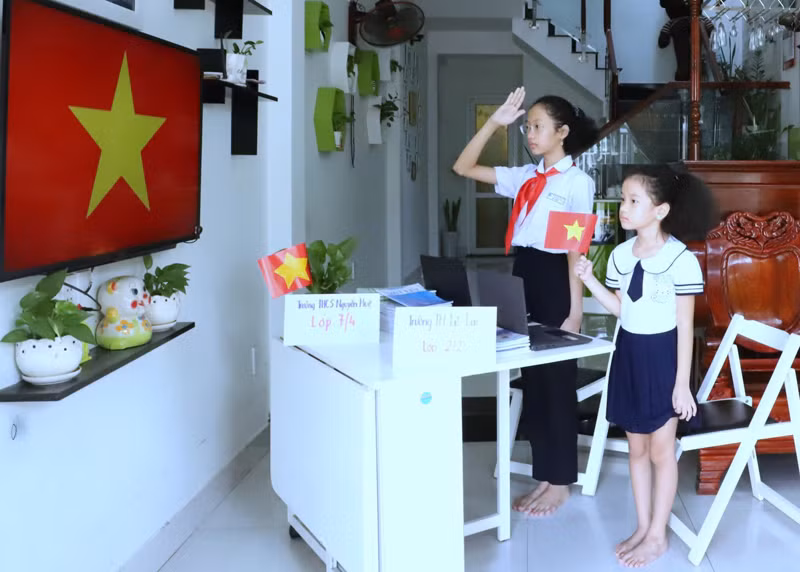 Hai chị em học sinh Bùi Ngọc Hà Linh, Bùi Ngọc An Nhiên, quận Cẩm Lệ (TP Đà Nẵng) trong lễ khai giảng đặc biệt. (Ảnh Ngọc Phú) 