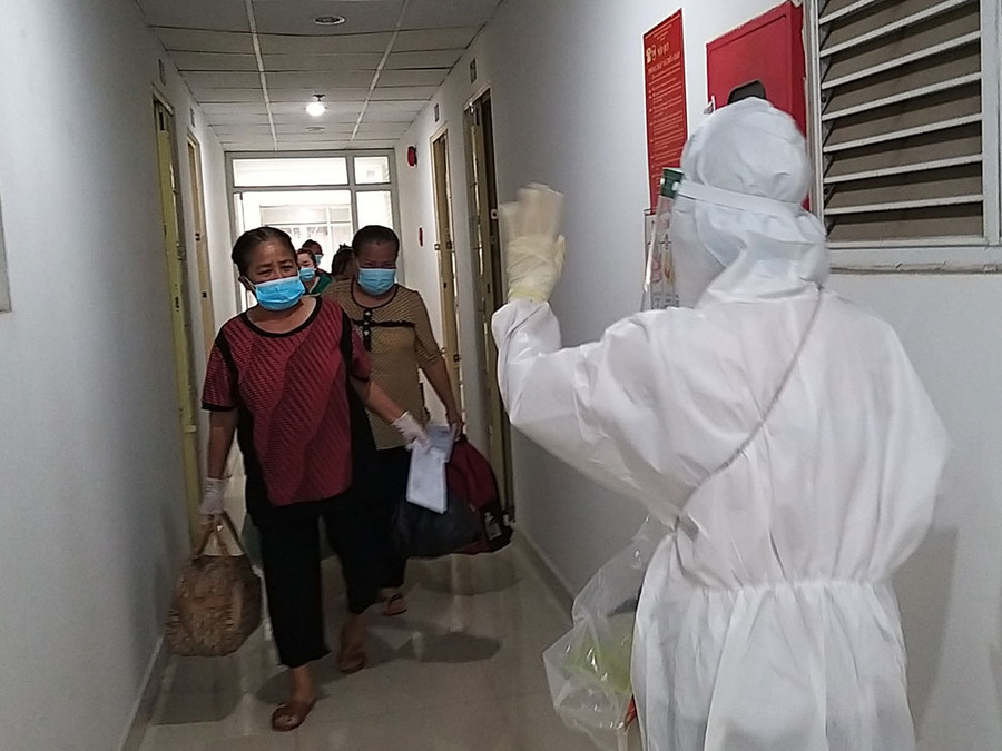 Tình nguyện viên mừng bệnh nhân chuẩn bị xuất viện. Ảnh: Như Lịch