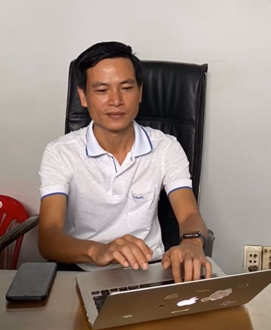 Anh Nguyễn Văn Quý luôn nhiệt tình hỗ trợ từ xa, miễn phí đối với những trường hợp gặp khó khi làm việc, học tập online. Ảnh: Lam Nguyên