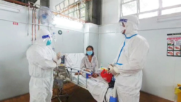 Điều dưỡng Nguyễn Mạnh Chung (bên trái) chia sẻ về bệnh nhân thoát nguy kịch ngày 27/8. 