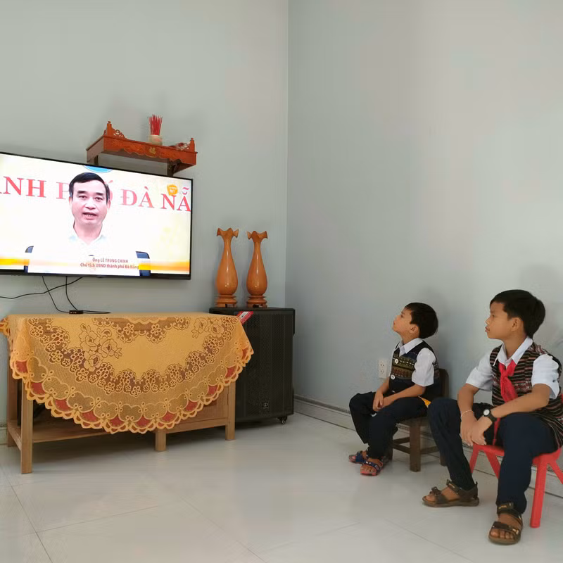  Học sinh trường Tiểu học Hoà Bắc, huyện Hoà Vang (TP Đà Nẵng) xem chương trình Chào năm học mới. (Ảnh Ngọc Phú)