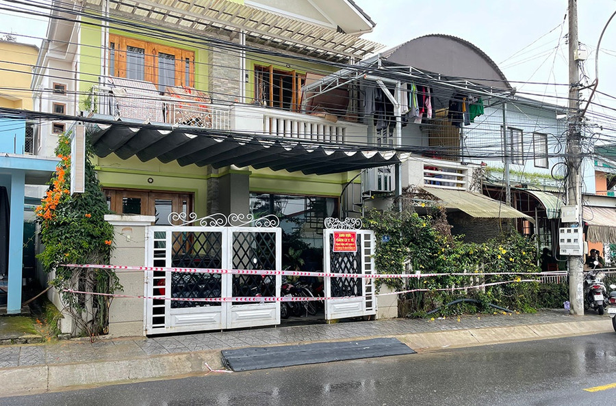 Phong tỏa nhà số 9 Nguyễn Trung Trực. Ảnh: Gia Bình