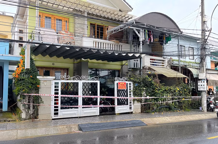 Phong tỏa nhà số 9 Nguyễn Trung Trực. Ảnh: Gia Bình