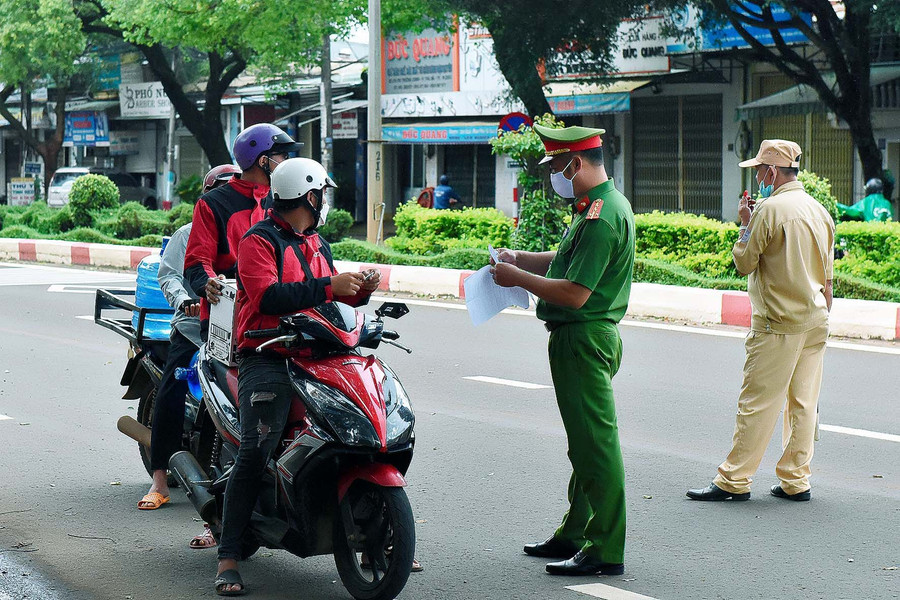 Lực lượng chức năng phường Trà Bá kiểm tra giấy đi đường của người dân (Đức Thụy)