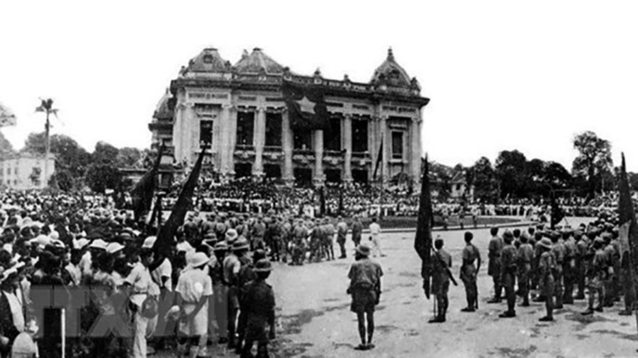 Quần chúng nhân dân mít tinh tại quảng trường Nhà hát Lớn Hà Nội sáng 19.8.1945, do Mặt trận Việt Minh tổ chức - Ảnh tư liệu TTXVN