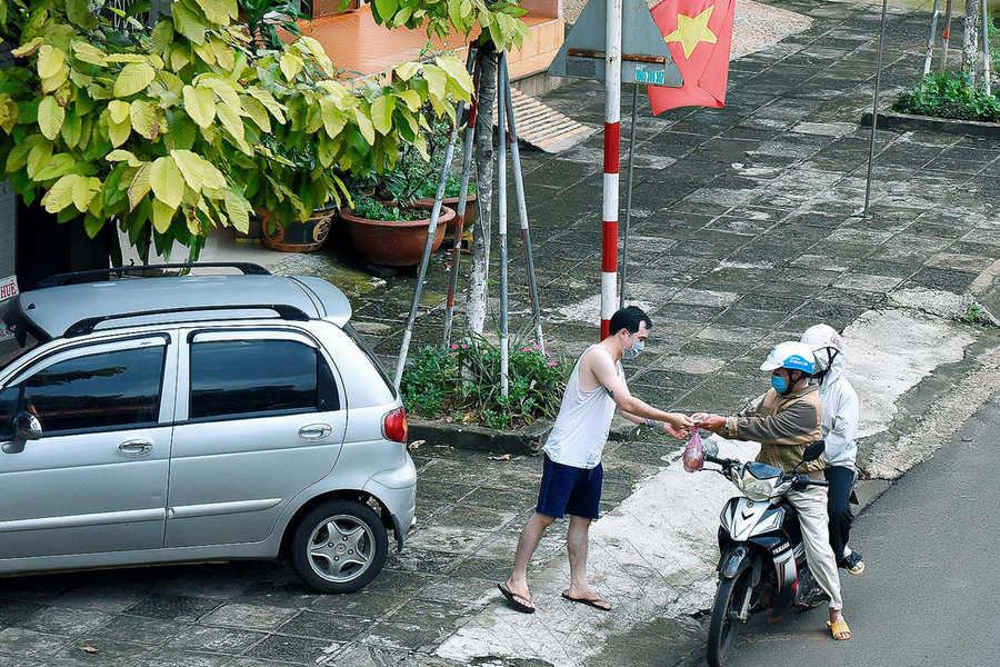Người dân khi ra khỏi nhà lấy hàng vẫn không quên đeo khẩu trang để phòng dịch. Người dân khi ngoài lấy hàng vẫn không quên đeo khẩu trang để phòng dịch.