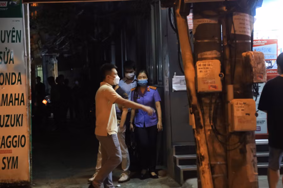 Lực lượng chức năng rời khỏi nhà ông Lê lúc 21 giờ tố, sau khi khám xét nhà. Ảnh: Thái Sơn