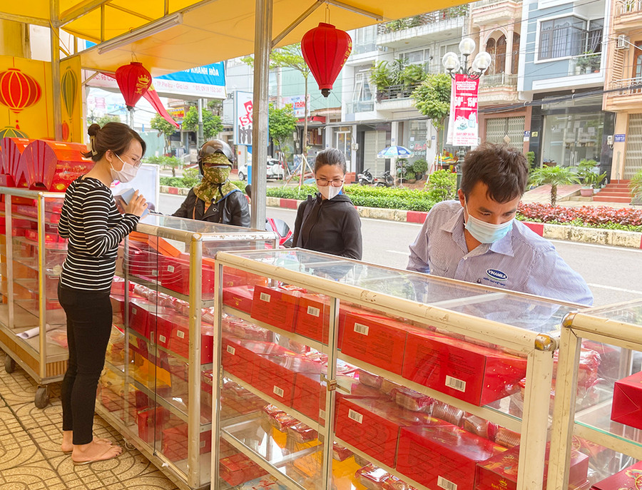  Một cửa hàng bán bánh Trung thu trên đường Cách Mạng Tháng Tám (TP. Pleiku). Ảnh: Vũ Thảo