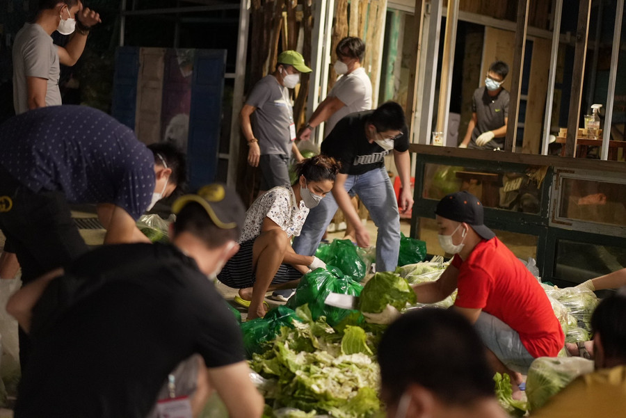 Trước ngày lên đường, người đẹp cùng đơn vị thiện nguyện sắp xếp, phân loại rau củ cho vào túi. Lướt qua khoảnh khắc này, ít ai biết cô là top 5 Hoa hậu Hoàn vũ 2018. Ảnh: FBNV