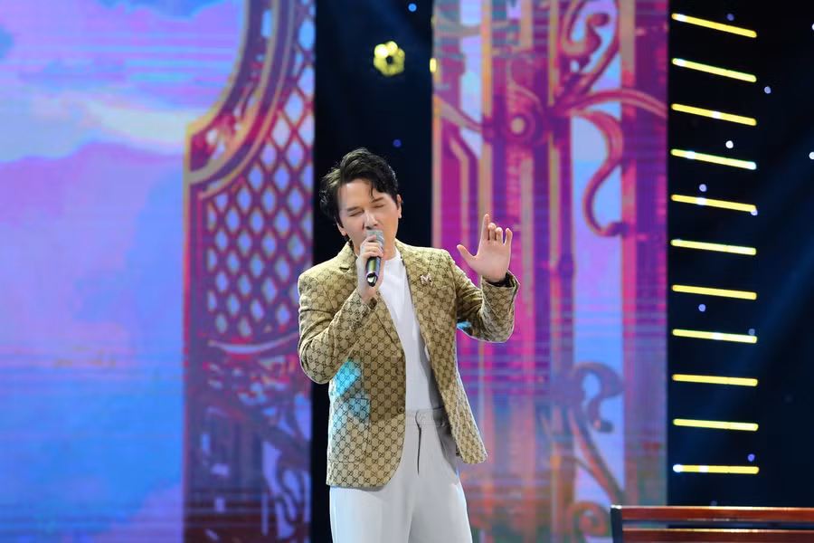 Khắc Minh mạo hiểm khi chọn ca khúc mới để biểu diễn trong đêm mở màn. Ảnh: BTC