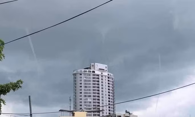 Ba vòi rồng xuất hiện cùng lúc trên vịnh Nha Trang, tỉnh Khánh Hòa được người dân chụp lại