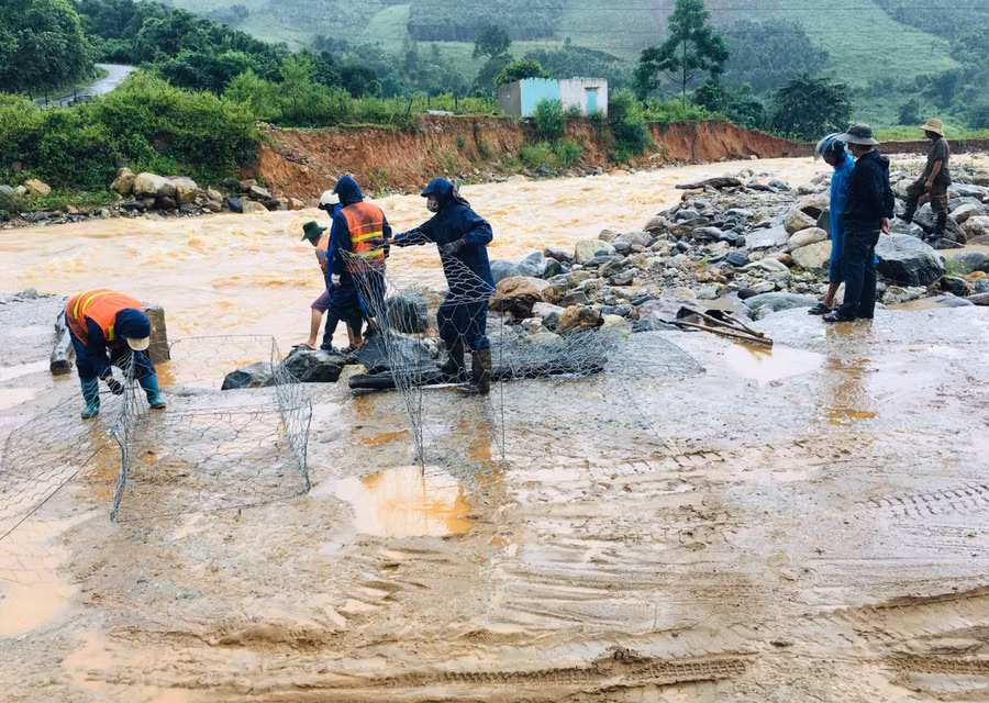 Sửa chữa hư hỏng ngầm trên TL678. Ảnh: VP