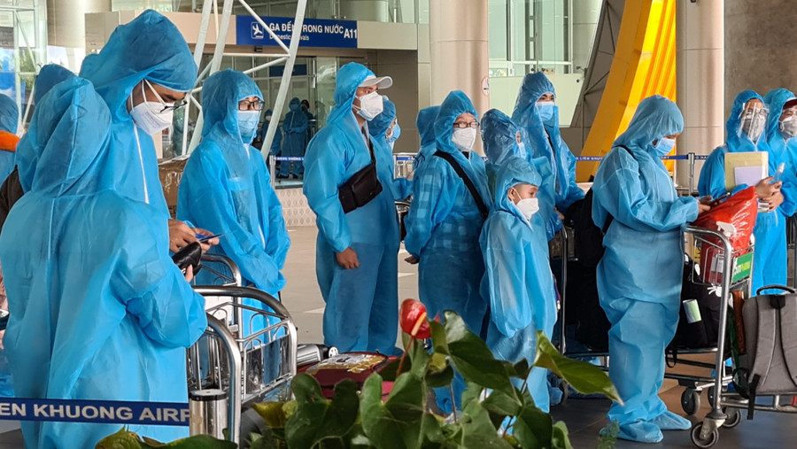 Các thai phụ và người thân từ sân bay Liên Khương chuẩn bị lên xe về khu cách ly. Ảnh: Lâm Viên