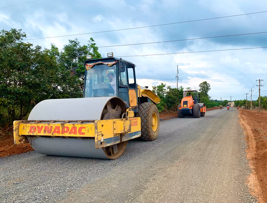 Hạ tầng giao thông vùng DTTS được quan tâm đầu tư góp phần thúc đẩy phát triển kinh tế-xã hội. Ảnh: Hà Duy