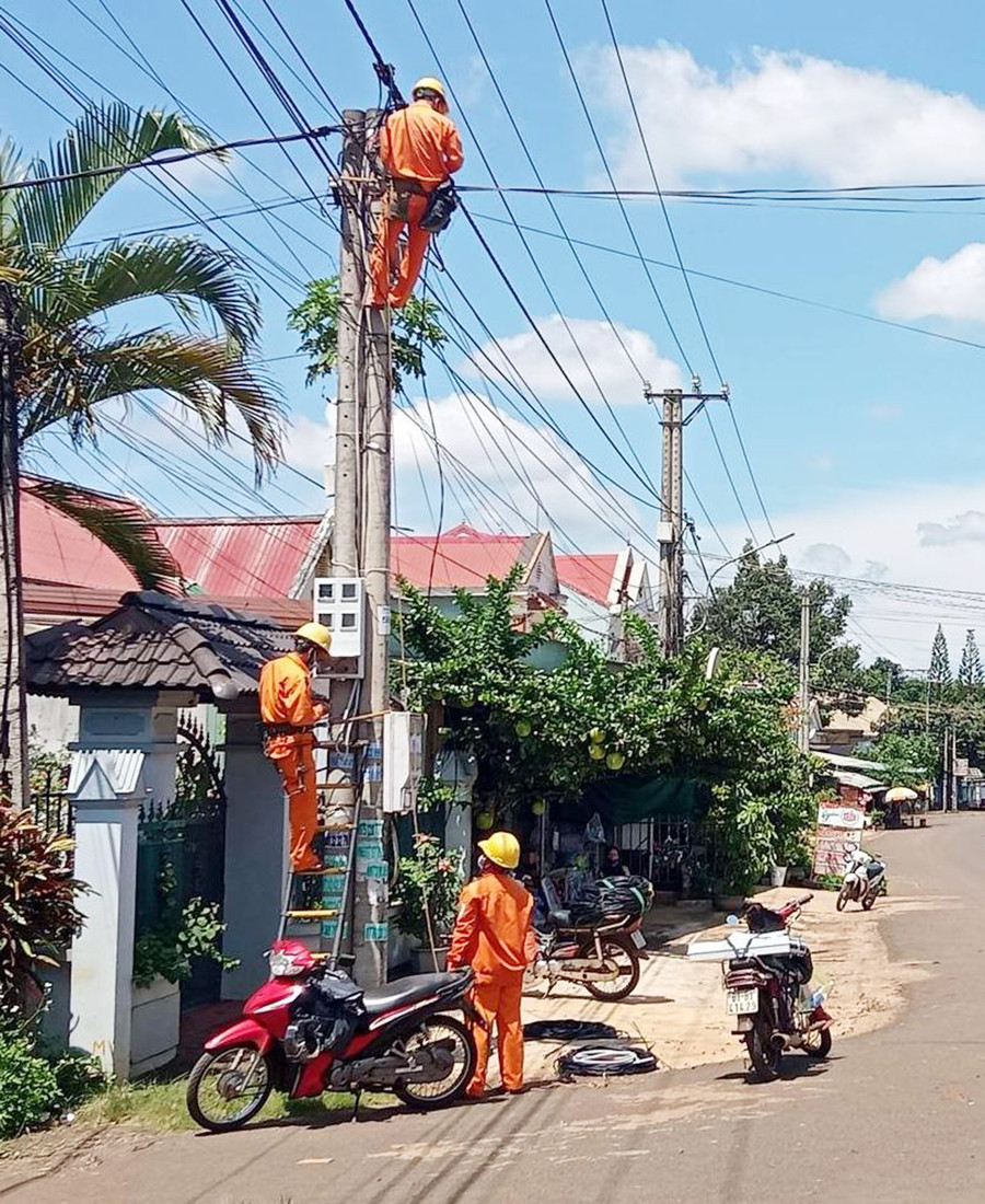 Công ty Điện lực Gia Lai triển khai nhiều giải pháp giảm sự cố lưới điện, giảm tổn thất điện năng. Ảnh: Kim Linh  Công ty Điện lực Gia Lai triển khai nhiều giải pháp giảm sự cố lưới điện, giảm tổn thất điện năng. Ảnh: Kim Linh