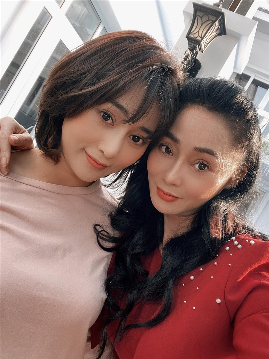 Dù đã bước sang tuổi 44, thế nhưng, nhiều khán giả nhận xét “giai nhân có đôi mắt buồn nhất màn ảnh” Việt trẻ trung không kém khi đứng chung khung hình với “con dâu” Phương Oanh. Ảnh: NV Dù đã bước sang tuổi 44, thế nhưng, nhiều khán giả nhận xét “giai nhân có đôi mắt buồn nhất màn ảnh” Việt trẻ trung không kém khi đứng chung khung hình với “con dâu” Phương Oanh. Ảnh: NV