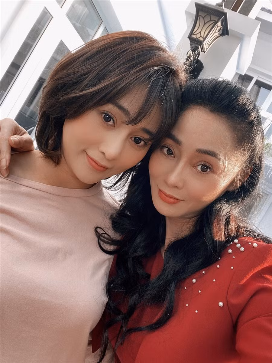 Dù đã bước sang tuổi 44, thế nhưng, nhiều khán giả nhận xét “giai nhân có đôi mắt buồn nhất màn ảnh” Việt trẻ trung không kém khi đứng chung khung hình với “con dâu” Phương Oanh. Ảnh: NV