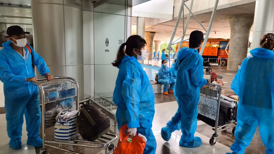 Một số thai phụ gần đến ngày sinh di chuyển khó nhọc khi xuống máy bay. Ảnh: Lâm Viên