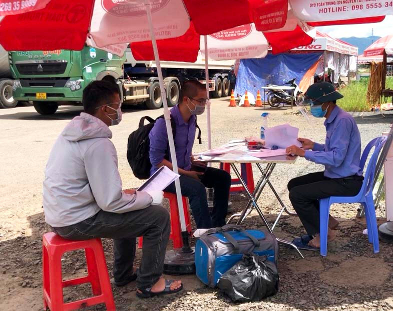 Người dân, tài xế thực hiện khai báo y tế tại Chốt Kiểm soát phòng-chống dịch Covid-19 khu vực Cầu 110. Ảnh: Lê Hòa