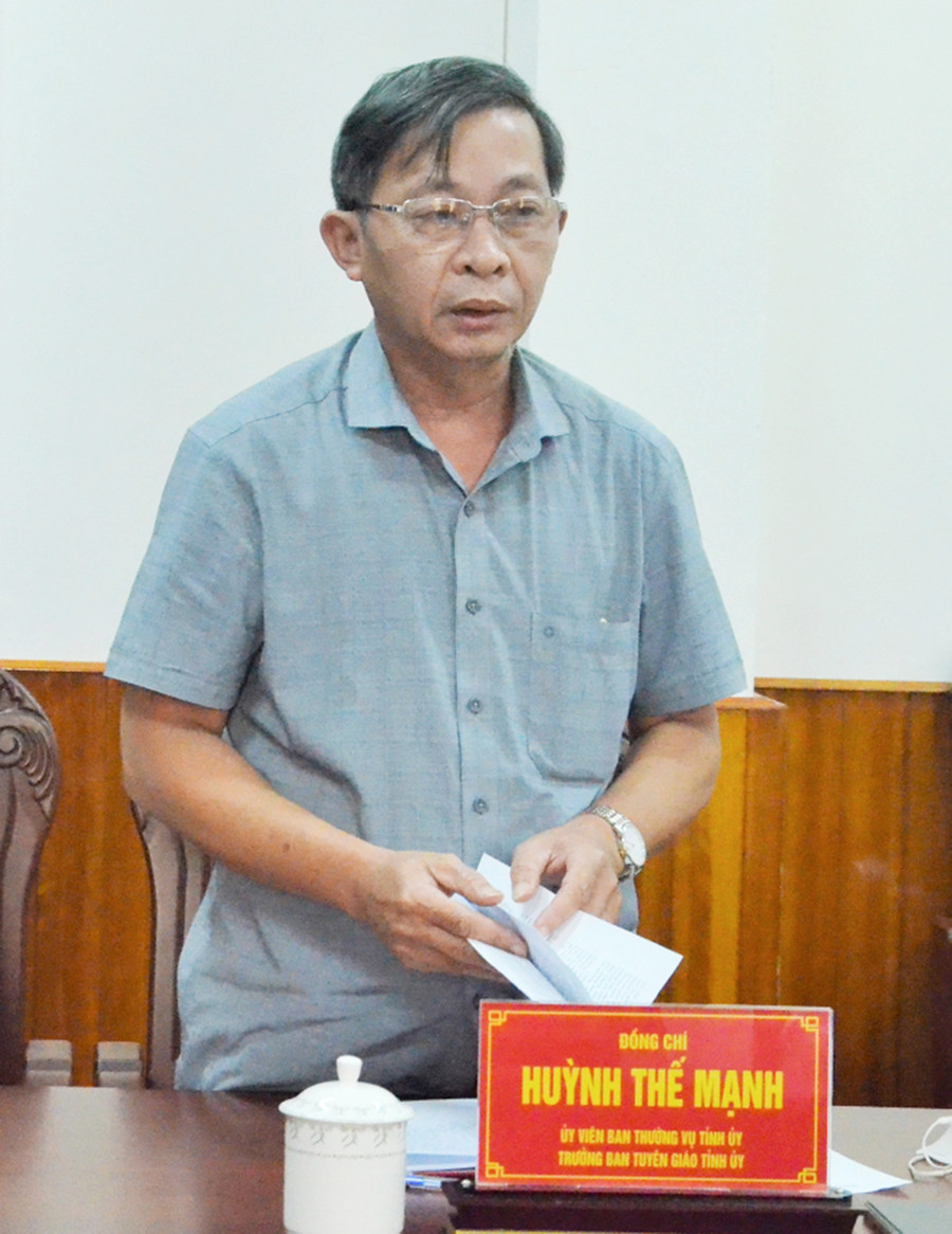 Trưởng ban Tuyên giáo Tỉnh ủy Huỳnh Thế Mạnh báo cáo tình hình thực hiện nhiệm vụ tại buổi làm việc. Ảnh: Phương Linh