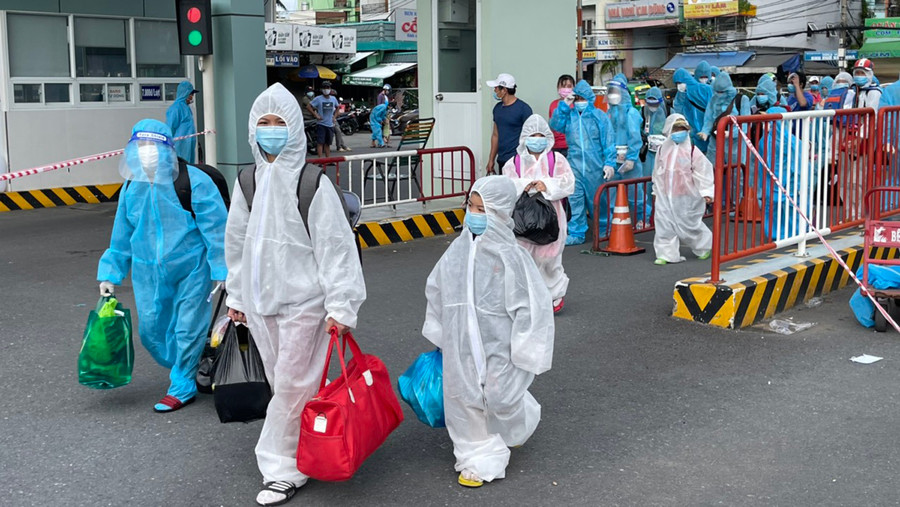  Học sinh Bình Định tại TP.HCM chuẩn bị lên xe về quê. Ảnh: Võ Gia