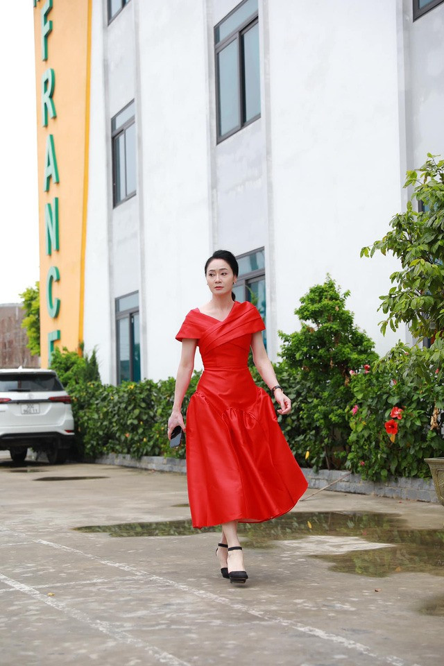 Sở hữu chiều cao 1m67 cùng vóc dáng đẹp nhờ việc duy trì thói quen tập yoga nhiều năm liền nên nữ diễn viên tự tin diện nhiều trang phục khác nhau. Ảnh: NV Sở hữu chiều cao 1m67 cùng vóc dáng đẹp nhờ việc duy trì thói quen tập yoga nhiều năm liền nên nữ diễn viên tự tin diện nhiều trang phục khác nhau. Ảnh: NV