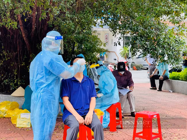  Các doanh nghiệp kiến nghị Bình Dương công nhận kết quả xét nghiệm nhanh của công ty cho các công nhân. Ảnh: V.D