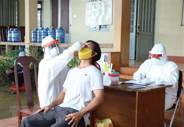 Lấy mẫu xét nghiệm trên diện rộng cho người dân vùng tâm dịch buôn Đrao, xã Cư Né, huyện Krông Búk để bóc tách F0 ra khỏi cộng đồng. (Ảnh: Tuấn Anh/TTXVN)