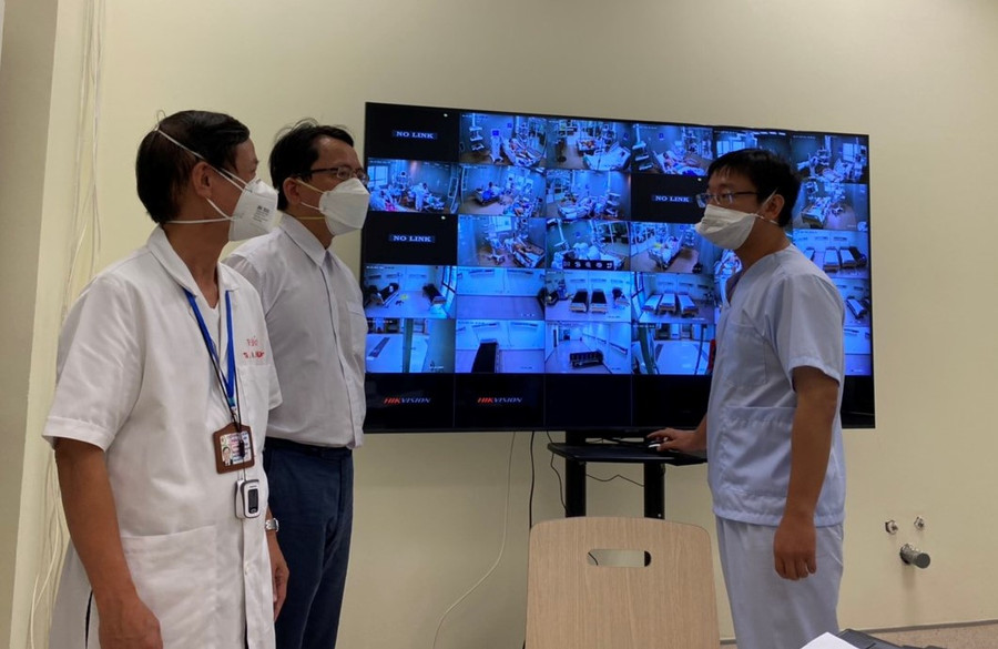 GS-TS-BS Dương Quý Sỹ (thứ 2 trái sang) tham gia hội chẩn với các bác sĩ Bệnh viện dã chiến ĐH Y Hà Nội tại Bình Dương. Ảnh: CĐYT Lâm Đồng